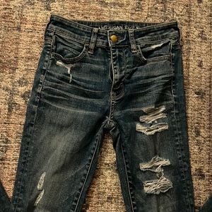 AMERICAN EAGLE HIGH RISE RIPPED JEANS- medium wash, lightly worn, SIZE 2